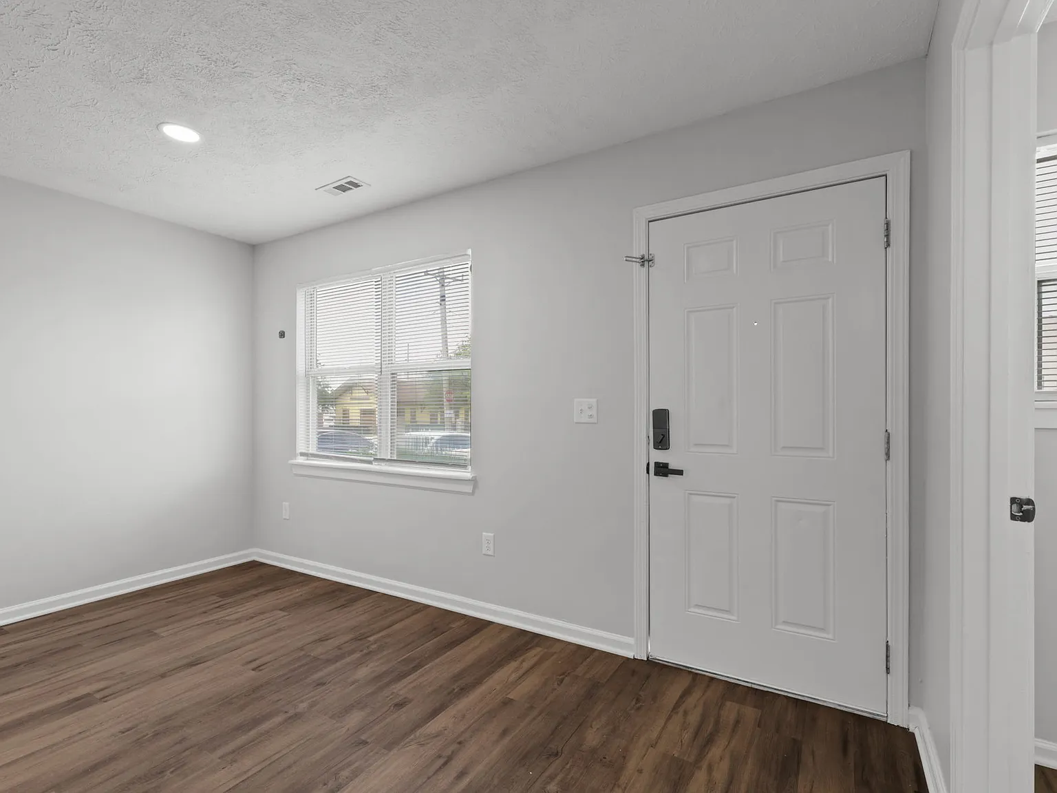 3 bed, 1.5 bath, 1178 sqft, $1,549 — Photo 4