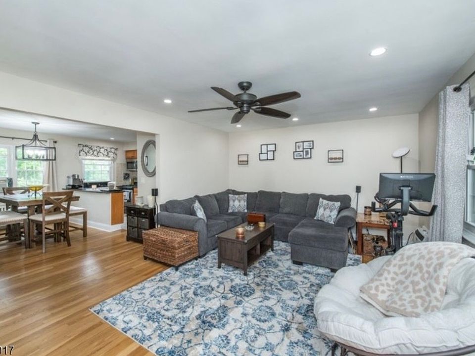 1st image of 8 Wedgewood Dr APT 10