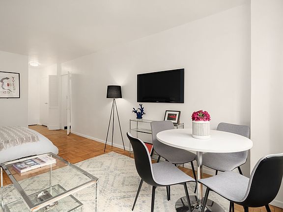 3rd image of 101 W 12th St APT 4D