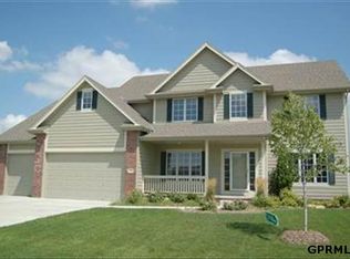 2251 Broadwater Dr, Papillion, NE 68146
