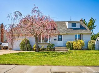 4 Surrey Ln, Massapequa Park, NY 11762