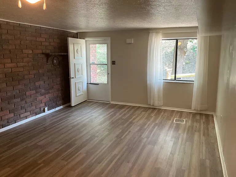 446 Crosby Dr — Photo 5