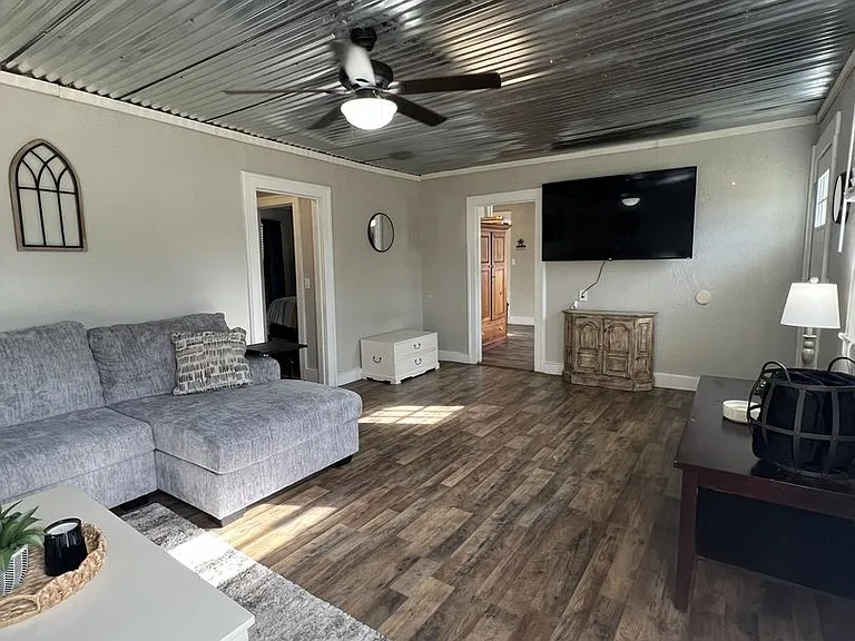 705 S Main St — Photo 2