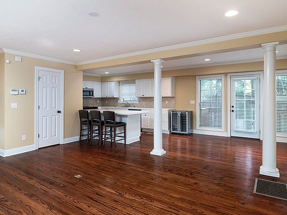 5th image of 1001 Jefferson Ave APT 8