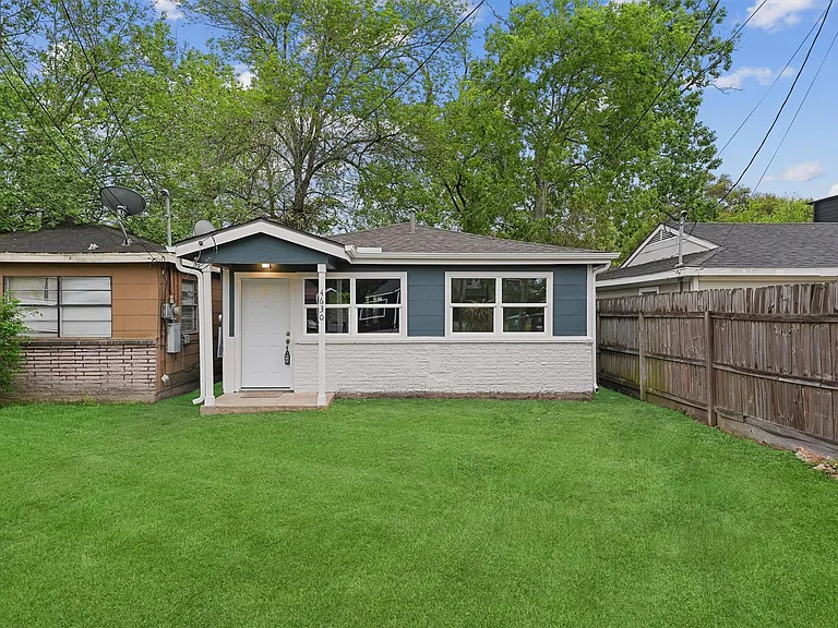 4630 Clover St — Photo 2