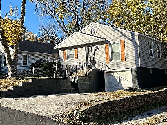 4th image of 1830 E 82nd Ter