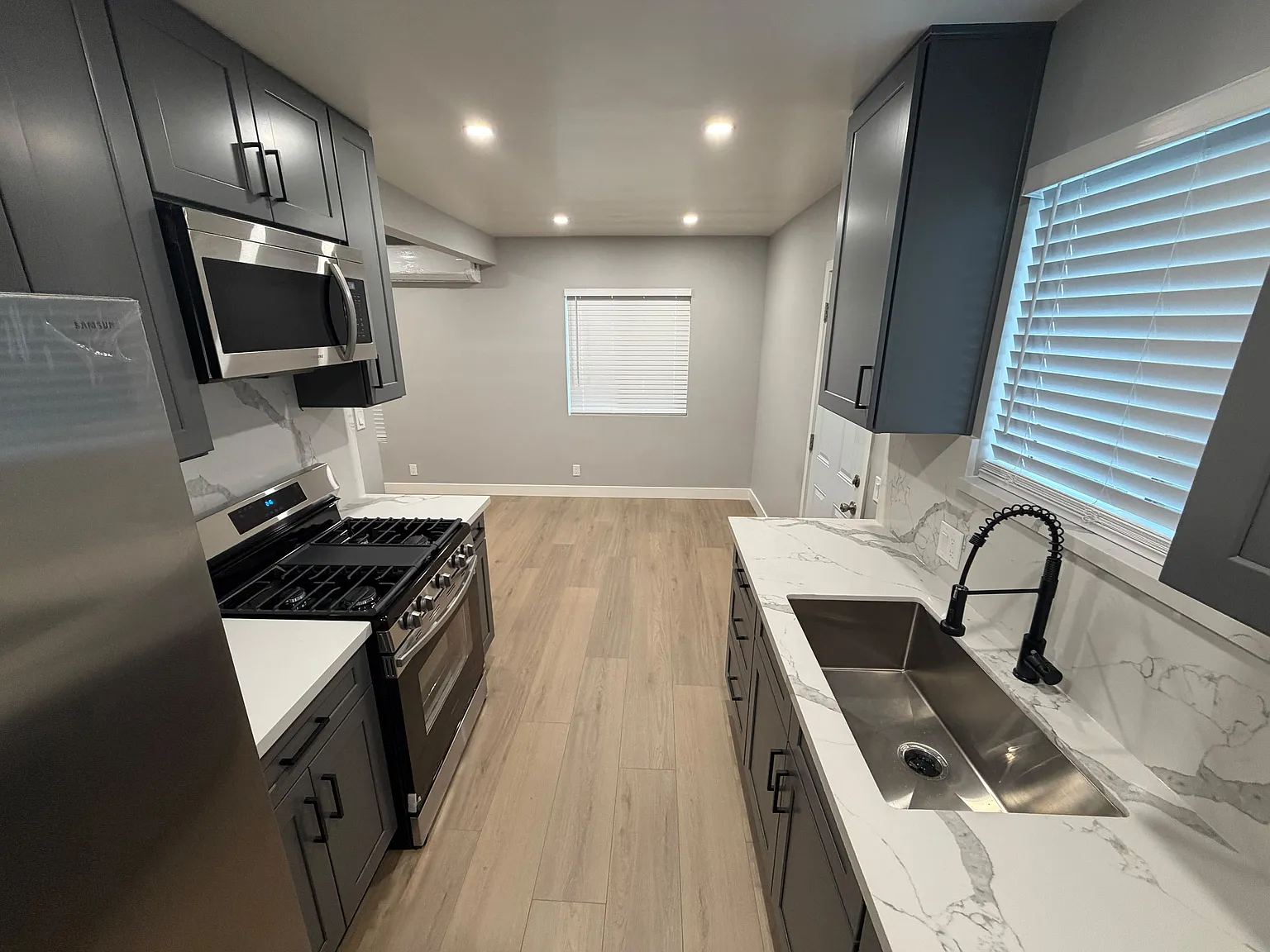 2 bed, 1000 sqft, $2,199 — Photo 2