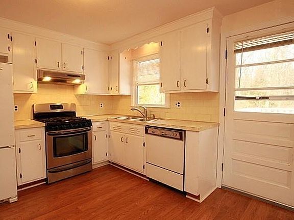 4th image of 45 Stoney Brook Ln