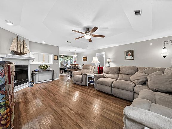 3rd image of 1402 Maplebrook Dr