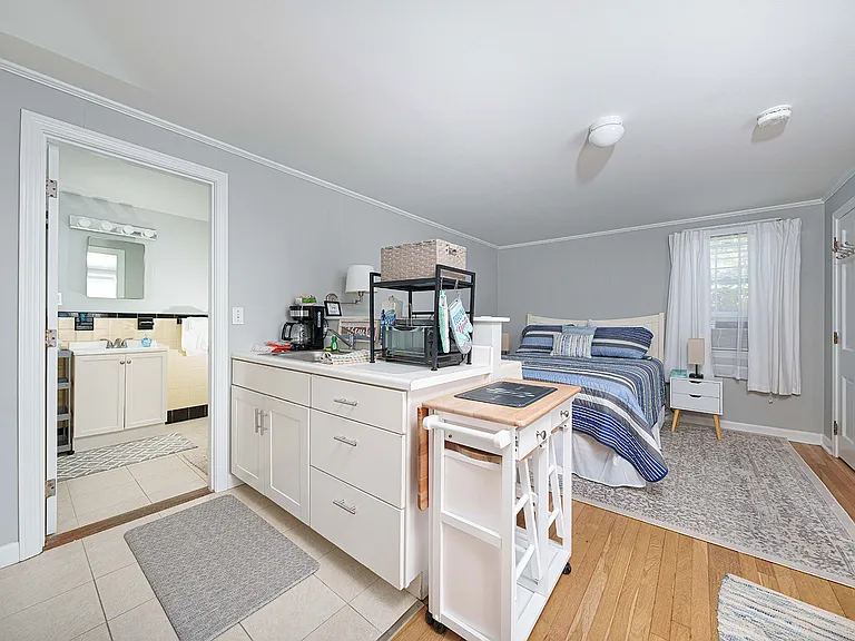 230 Gosnold St #M5 — Photo 12
