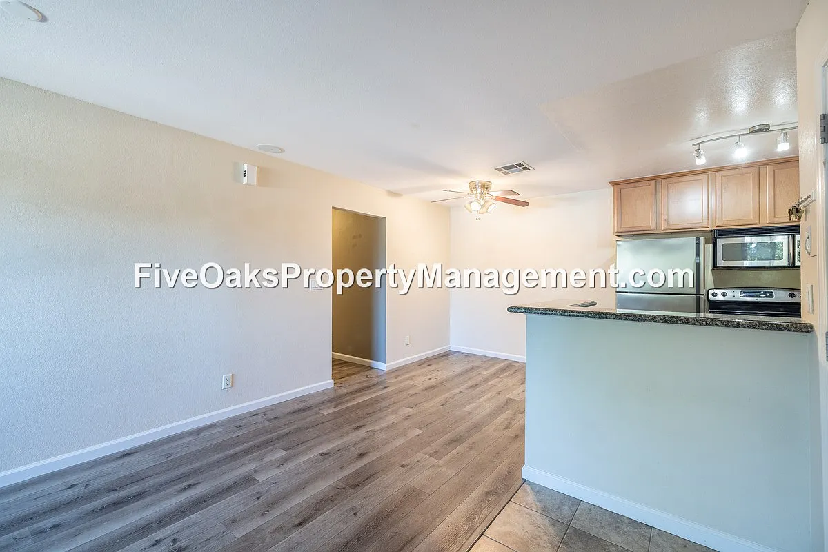 2 bed, 825 sqft, $1,595 — Photo 2