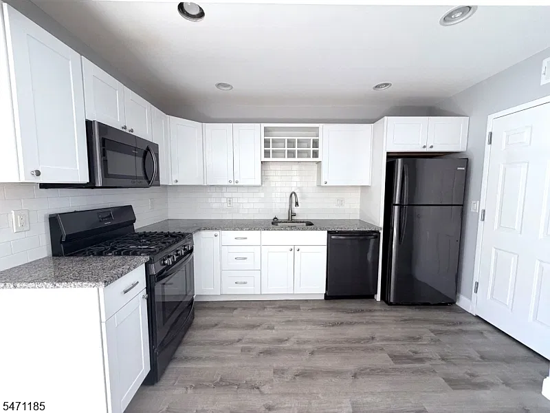 2 bed, 1.0 bath, $2,400 — Photo 2