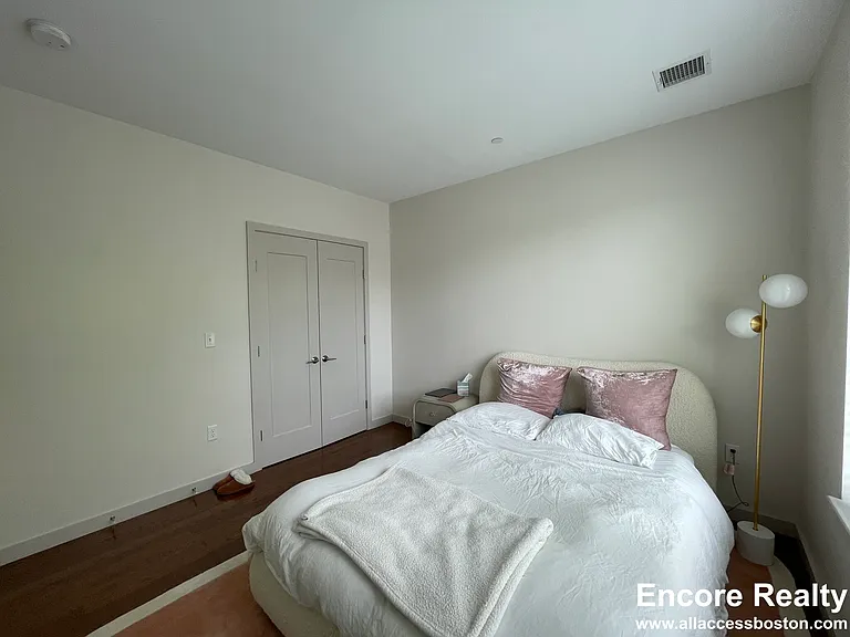 454 Harvard St #204 — Photo 10