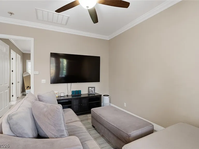 300 E Lacy Ln — Photo 64