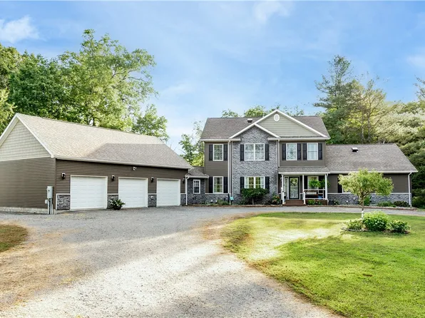 23 Arnold Palmer Dr, Grove City, PA 16127