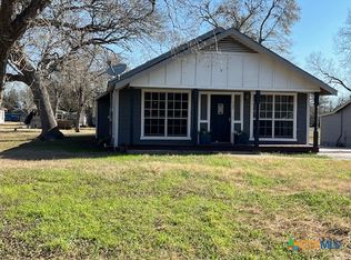 407 W Bois Darc St, Edna, TX 77957