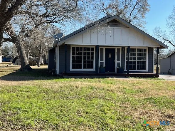 407 W Bois Darc St, Edna, TX 77957