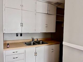 3rd image of 208 Forest Ave #5