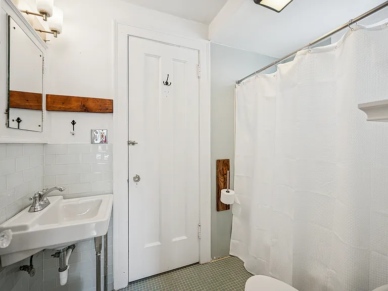 Full bathroom