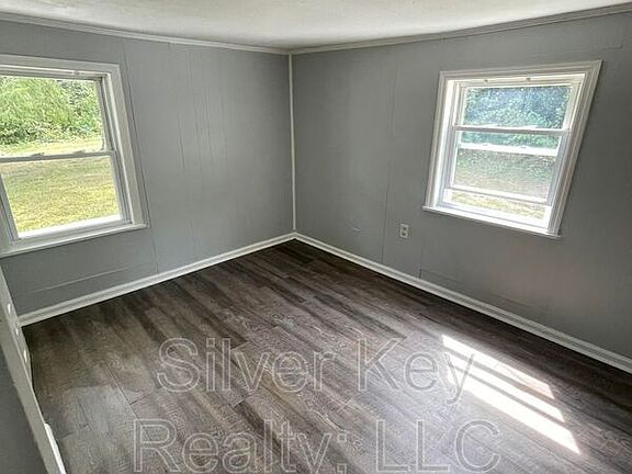 4th image of 1209 Hilltop Dr NE
