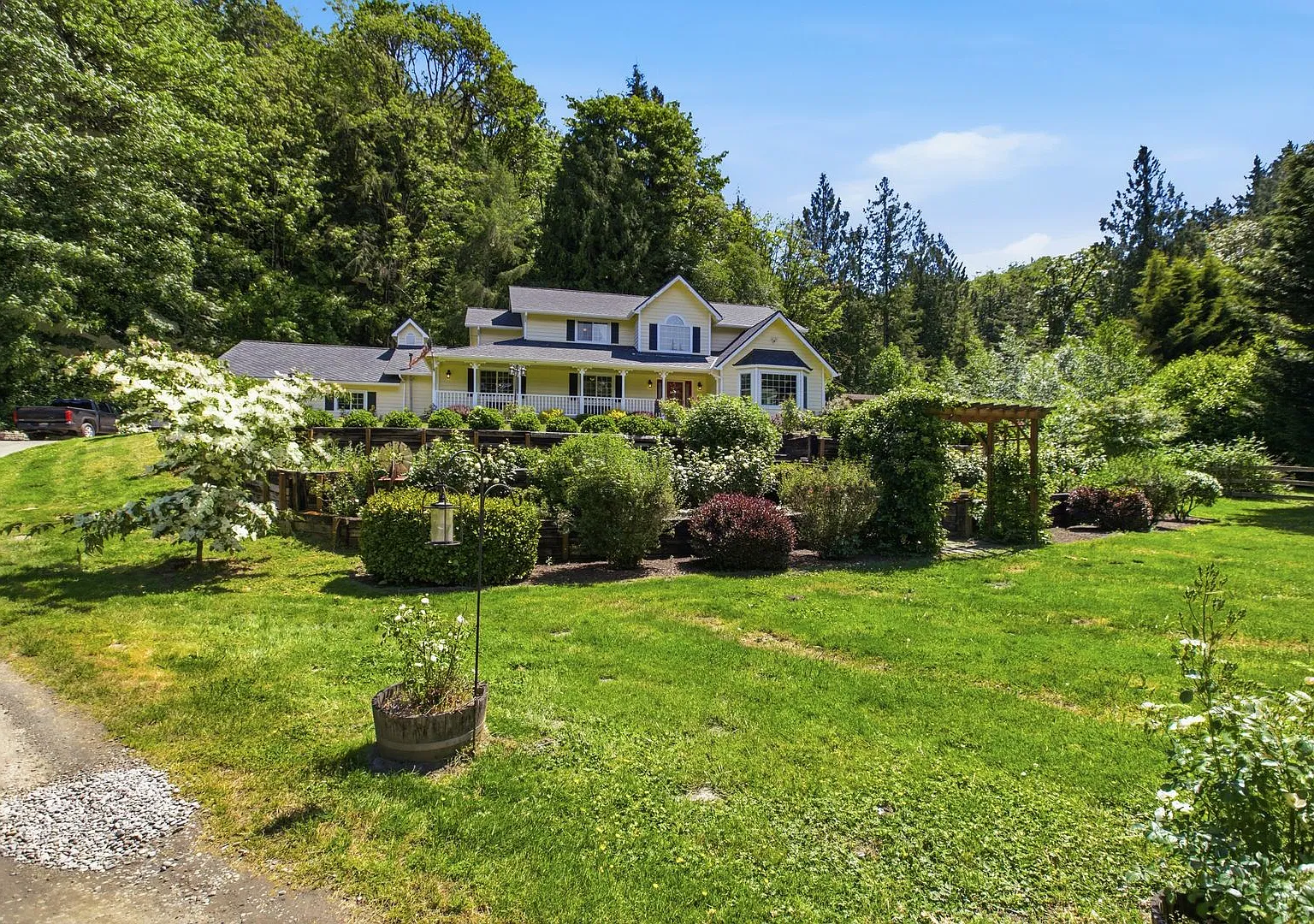 Spacious 5-Bedroom Poulsbo Retreat on 5 Acres — Photo 2