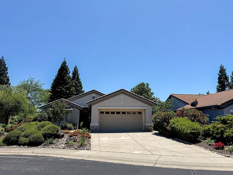 905 Dogwood Loop — Photo 1