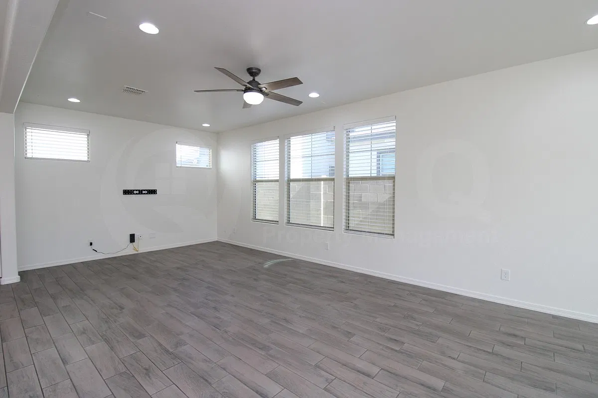 3 bed, 2.5 bath, 2325 sqft, $2,850 — Photo 4