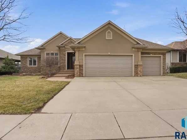 8129 S Grass Creek Dr, Sioux Falls, SD 57108