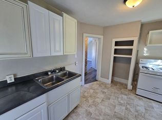 437 1/2 Riehl St, Waterloo, IA 50703
