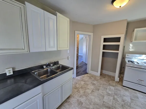 437 1/2 Riehl St, Waterloo, IA 50703