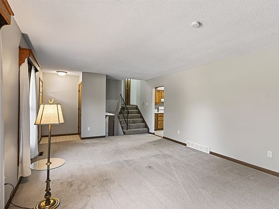 4th image of 618 12th Ave NW
