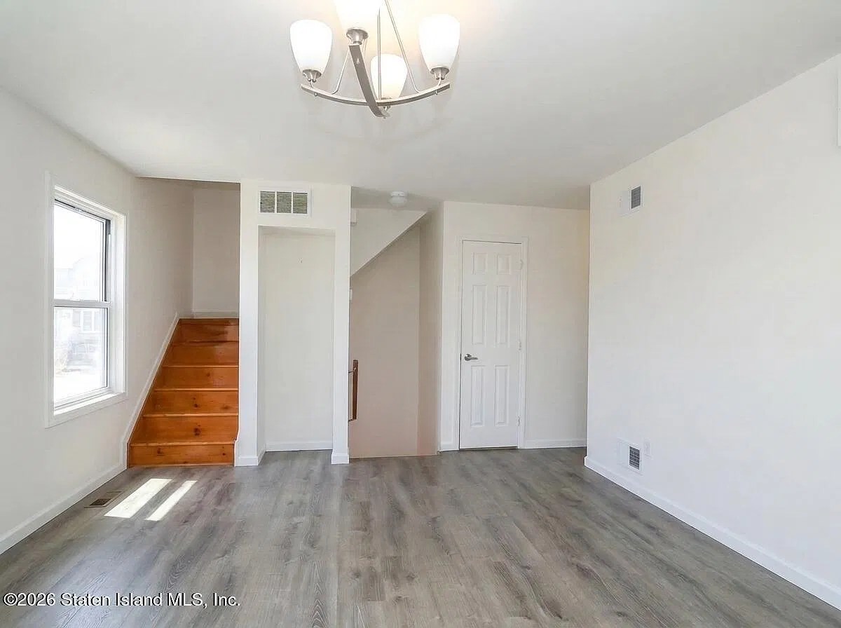 3 bed, 2.5 bath, 1300 sqft, $2,800 — Photo 2