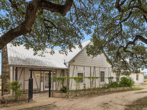 48 Holiday Rd, Comfort, TX 78013