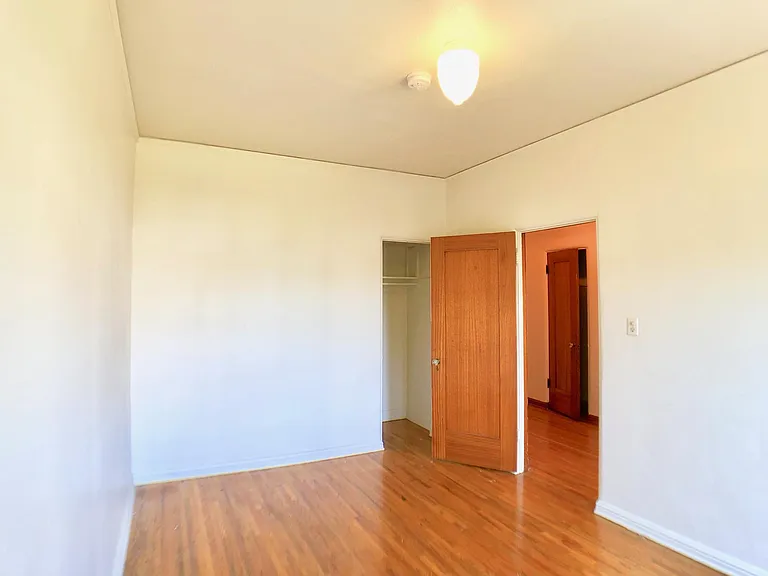 1352 W 10th St #3 — Photo 13