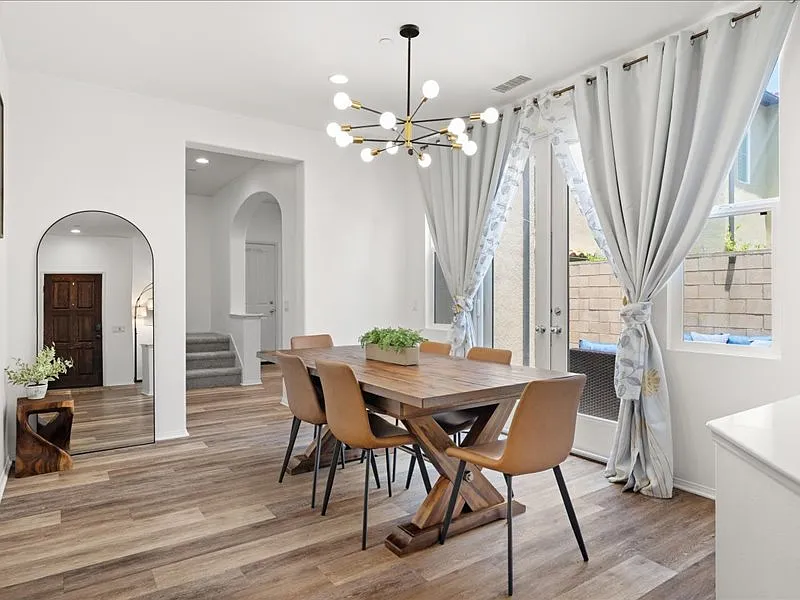 121 Alhambra — Photo 1