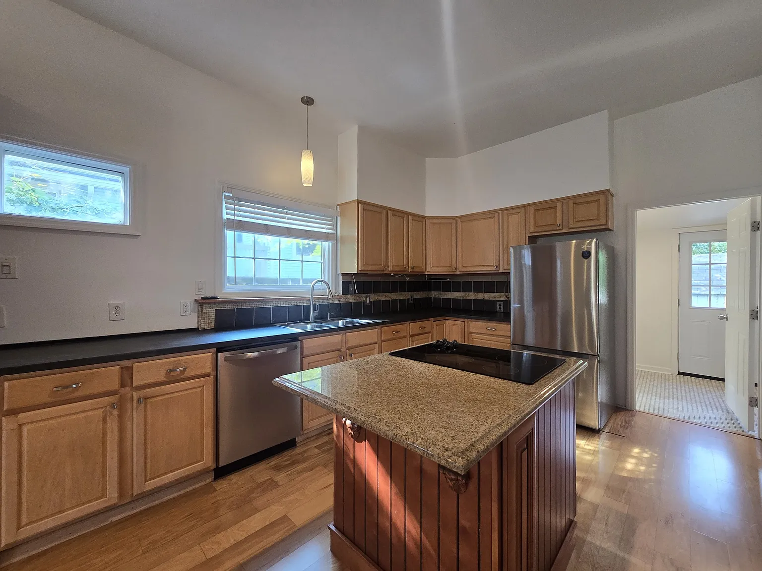2 bed, 1.5 bath, 1203 sqft, $2,500 — Photo 2