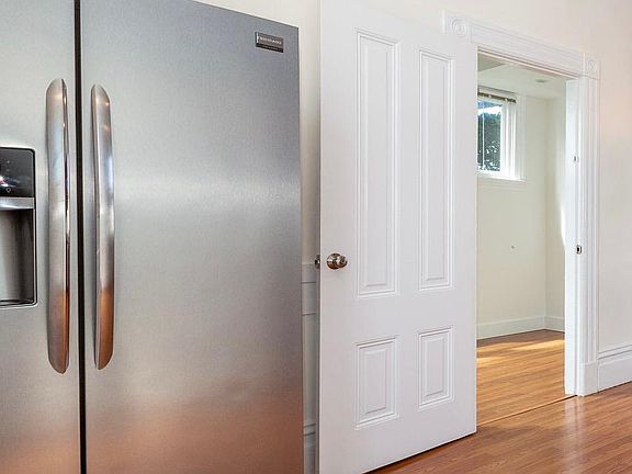 Refrigerator with Ice and Water Dispenser