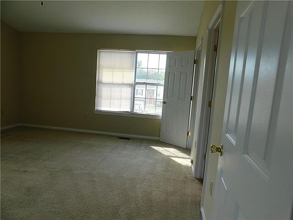 3rd image of 476 Rosebud Cir