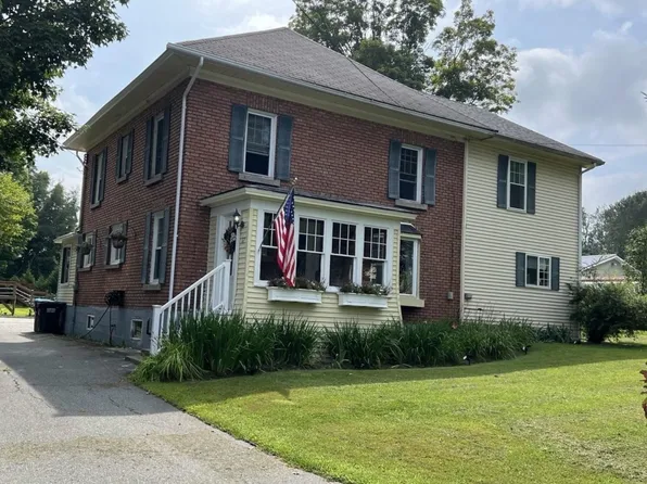 67 Highland Ave, Derby Line, VT 05830