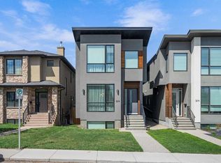 3218 S 14th Ave SW, Calgary, AB T3C 0X3