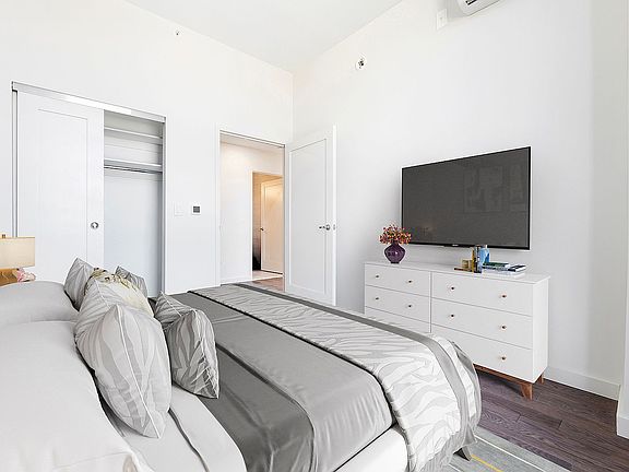 3rd image of 91-09 Roosevelt Ave #605