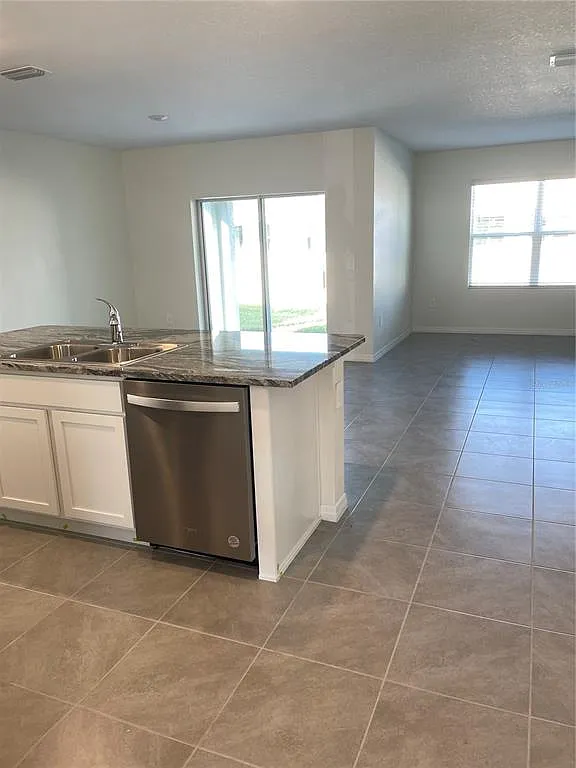 4 bed, 1839 sqft, $2,800 — Photo 2