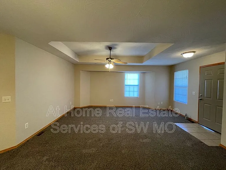 917 N Madison Ave — Photo 3