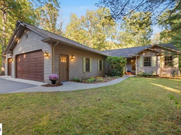 1627 White Oak Ln, Interlochen, MI 49643