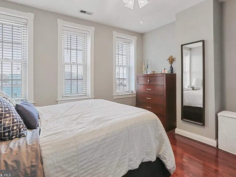 675 E Clement St — Photo 16