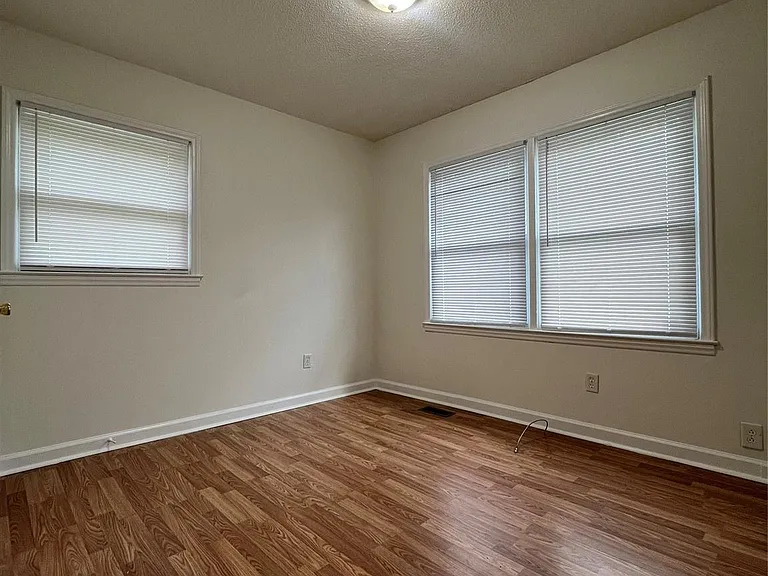 305 Briarwood Cir — Photo 16