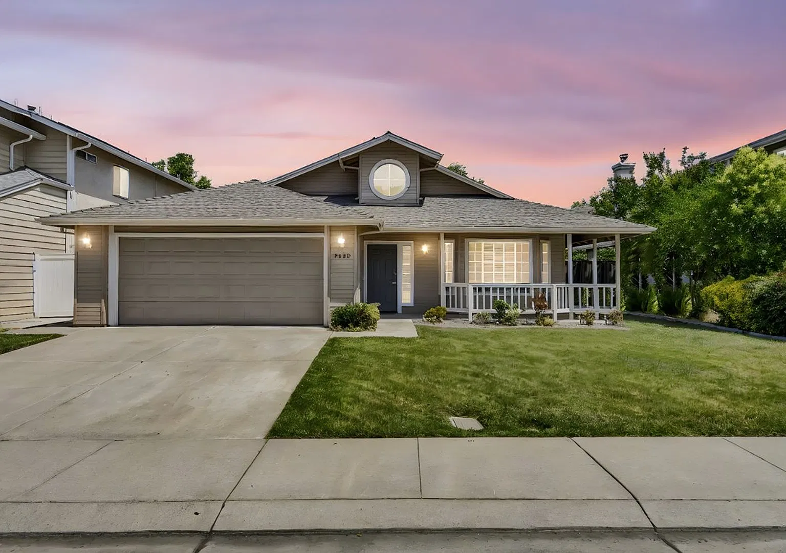 Wonderful Morada Neighborhood! Single Story Beauty With Formal Living And Dining Room!! — Photo 1
