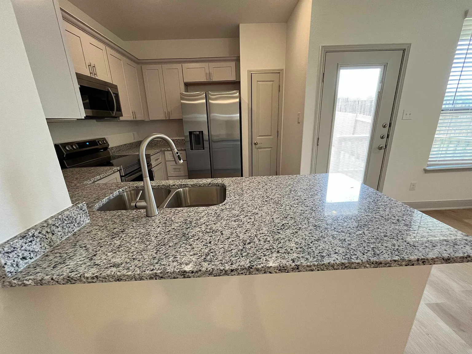 3 bed, 2.5 bath, 1505 sqft, $1,495 — Photo 3