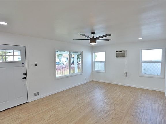 5th image of 7932 Newlin Ave #1