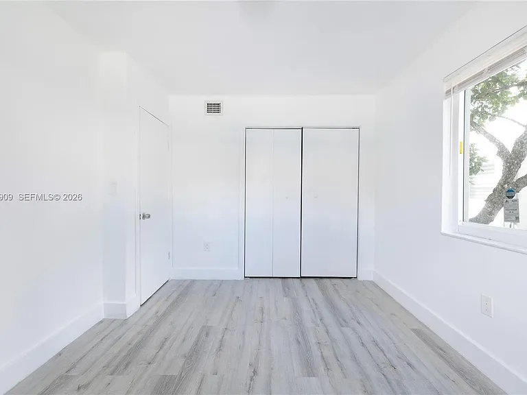 1091 SW 4th St #1 — Photo 10